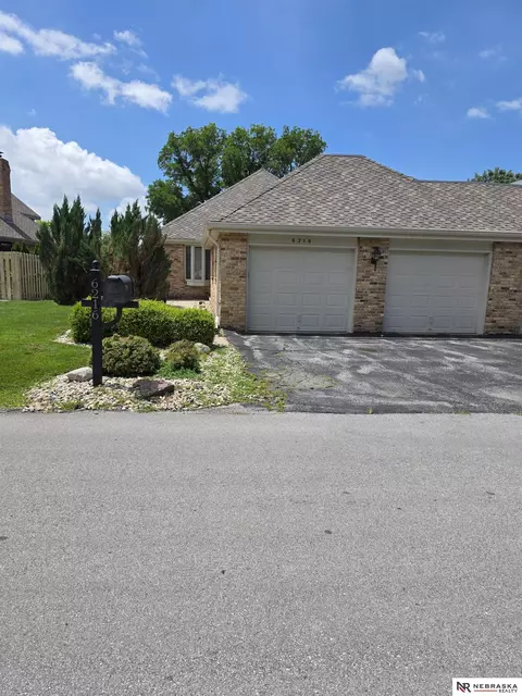 6216 Oak Hills Plz, Omaha, NE 68137