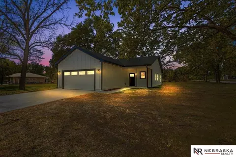 305 S A St, Blue Springs, NE 68318
