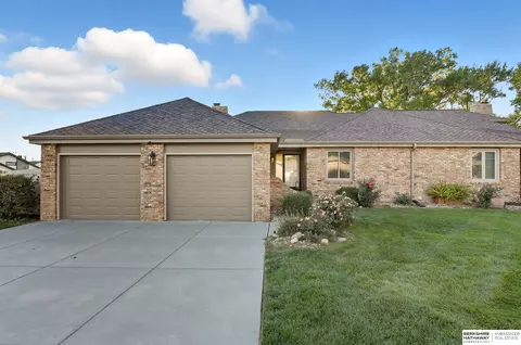 6048 Oak Hills Dr, Omaha, NE 68137
