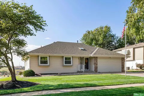 706 Fort St, Papillion, NE 68046