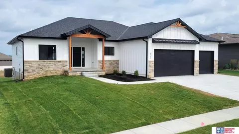 532 N 107th St, Lincoln, NE 68527