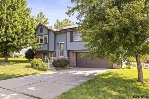 205 Sea Pines Dr, Papillion, NE 68133