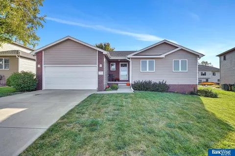 913 Birchwood Dr, Hickman, NE 68372