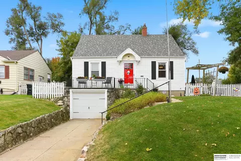 5827 Oak St, Omaha, NE 68106