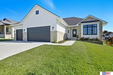 1028 Asher Ave, Hickman, NE 68372