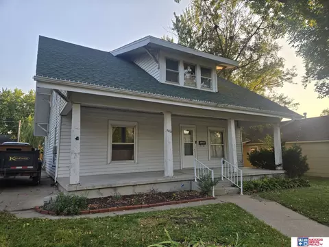 1113 Elk St, Beatrice, NE 68310 photo 2