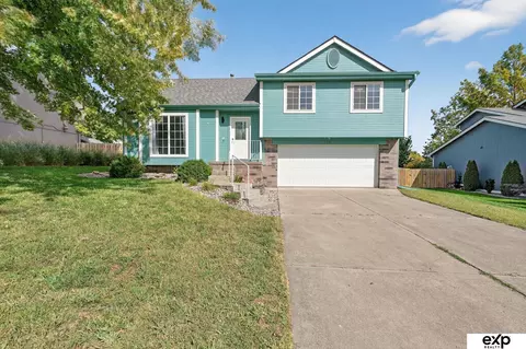 209 Sea Pines Dr, Papillion, NE 68133