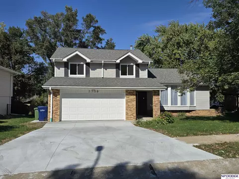 3738 Falcon Dr, Bellevue, NE 68123