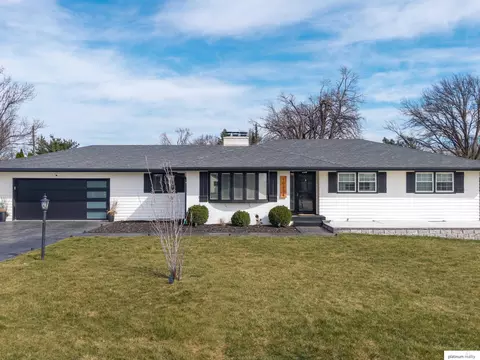 10324 Hilltop Rd, Omaha, NE 68134