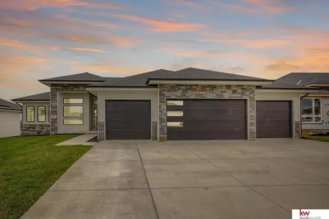 5608 N 212th St, Elkhorn, NE 68022