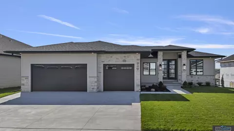 919 N 106th St, Lincoln, NE 68527