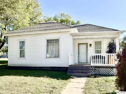 1228 F St, Pawnee City, NE 68420