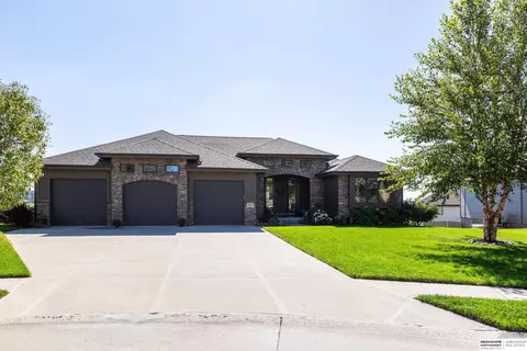 19315 Ruggles Cir, Elkhorn, NE 68022