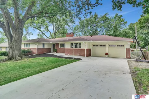 1425 Ridgeway Rd, Lincoln, NE 68506