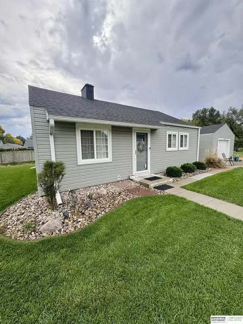 2077 Hickory Ln, Fremont, NE 68025