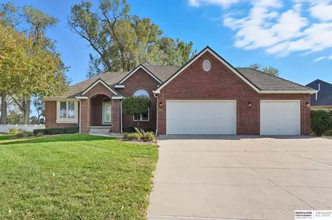 113 Shoreline Dr, Carter Lake, IA 51510