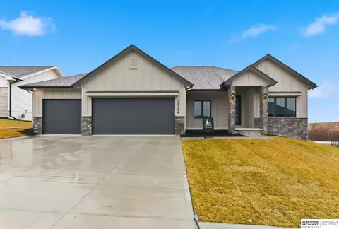 19104 Pinehurst Ave, Omaha, NE 68136