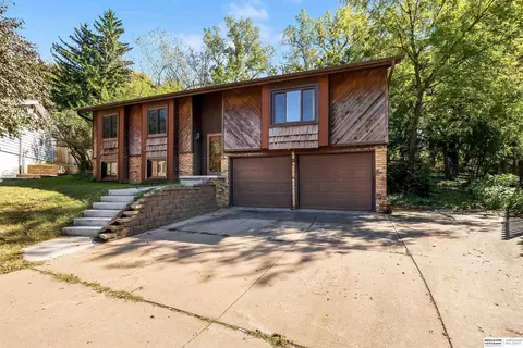 802 Moore Dr, Bellevue, NE 68005