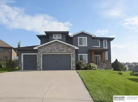 19316 Spaulding Cir, Omaha, NE 68022