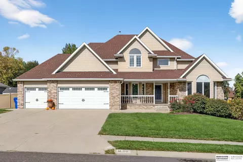 310 Fox Creek Ln, Papillion, NE 68046