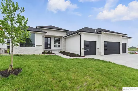 5413 N 212th St, Elkhorn, NE 68022