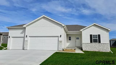 7602 N 170th St, Bennington, NE 68007