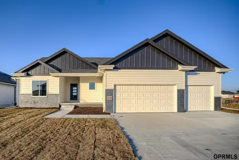 21126 Hartman Ave, Elkhorn, NE 68022