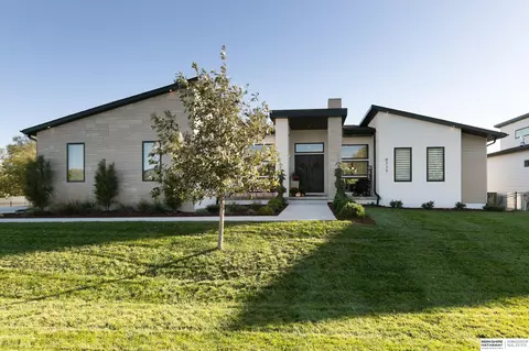 8515 Tralee Rd, Lincoln, NE 68520