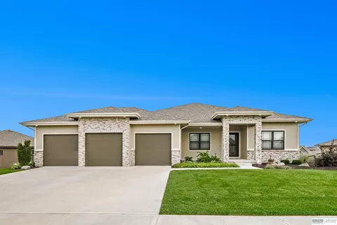 10011 S 105 Ave, Papillion, NE 68046