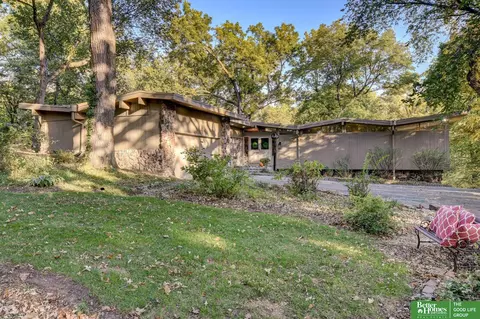 9322 Oak St, Omaha, NE 68124