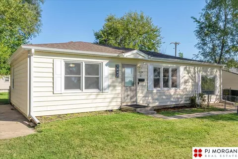 7002 Edna St, La Vista, NE 68128
