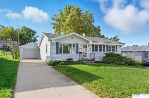 7525 Valley St, Omaha, NE 68124