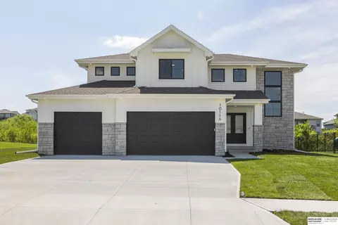 18907 Devonshire Dr, Gretna, NE 68028