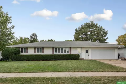 109 Meadow Ln, Gretna, NE 68028