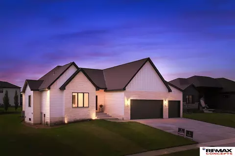 8911 Ranch Gate Rd, Lincoln, NE 68520