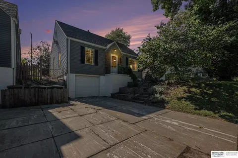 6783 Bedford Ave, Omaha, NE 68104