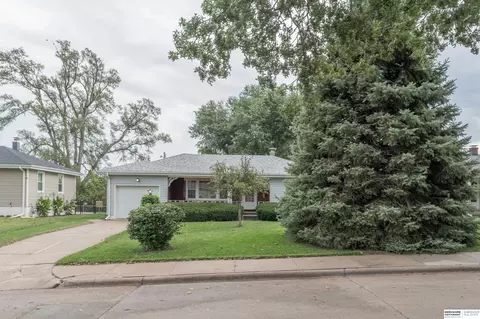 2827 S 38th St, Omaha, NE 68105