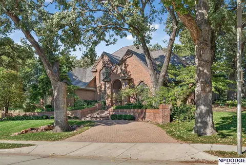 9636 Oak Cir, Omaha, NE 68124