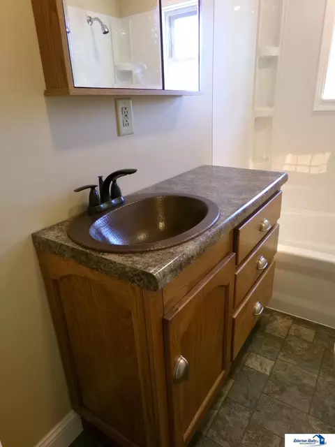 Bath - 559 W Mary St, Beatrice, NE 68310 photo 7 of 8