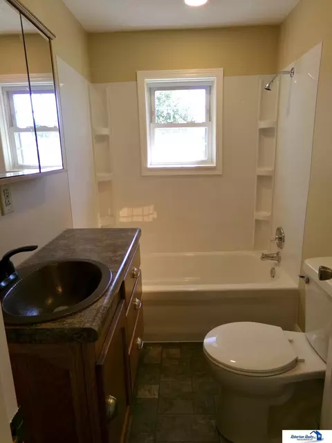 Bath - 559 W Mary St, Beatrice, NE 68310 photo 6 of 8