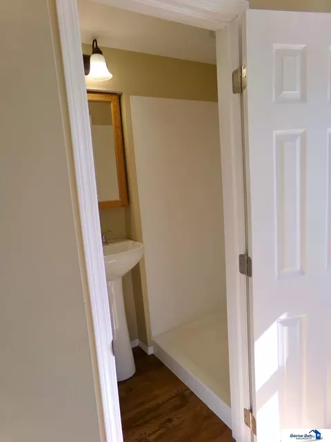Bath - 559 W Mary St, Beatrice, NE 68310 photo 3 of 8