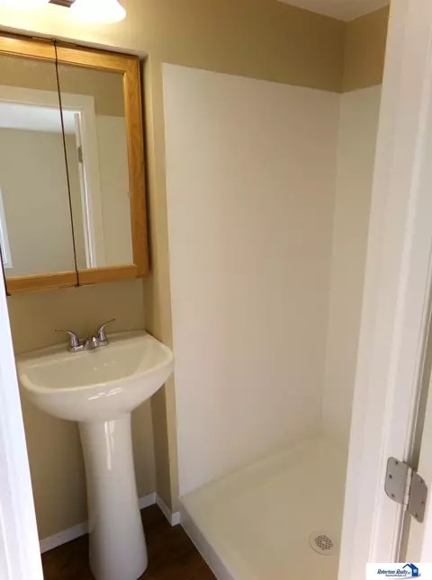 Bath - 559 W Mary St, Beatrice, NE 68310 photo 4 of 8