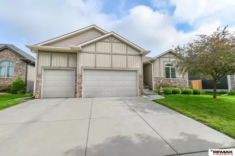 2760 Shadowbrook Dr, Lincoln, NE 68516