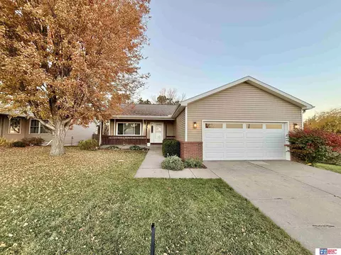 695 Graham Park Dr, Seward, NE 68434