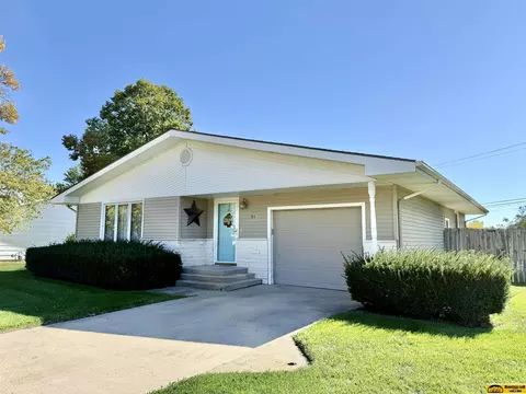 915 Circle Dr, Fairbury, NE 68352