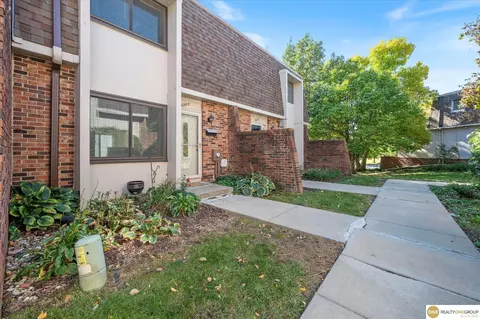 9208 V Plz, Omaha, NE 68127