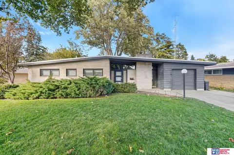 1601 Ridgeway Rd, Lincoln, NE 68506