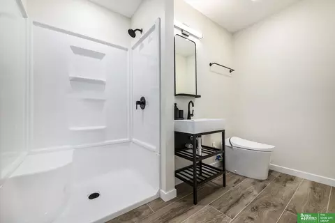 Bath - 9612 Maple St, Omaha, NE 68134 photo 3 of 7