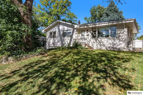 7510 Valley St, Omaha, NE 68124