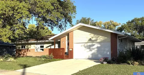 1828 William Dr, Beatrice, NE 68310